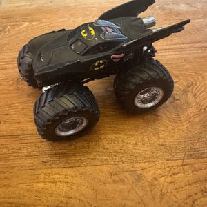 2003 Hot Wheels Monster Jam Truck Batman BATMOBIle TRUCk 1:43 Bild 1