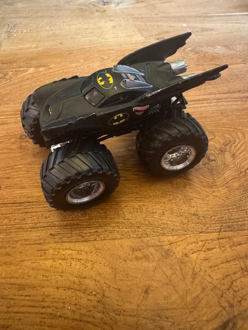 2003 Hot Wheels Monster Jam Truck Batman BATMOBIle TRUCk 1:43 Bild 1