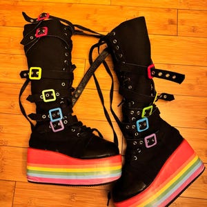 CELNEPHO Stivali alti fino al ginocchio con plateau per donna Moda gotica punk arcobaleno