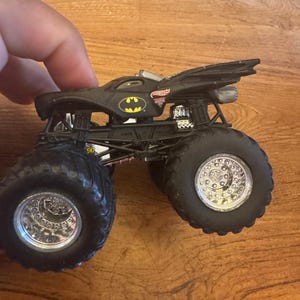 2003 Hot Wheels Monster Jam Truck Batman BATMOBIle TRUCk 1:43 Bild 2