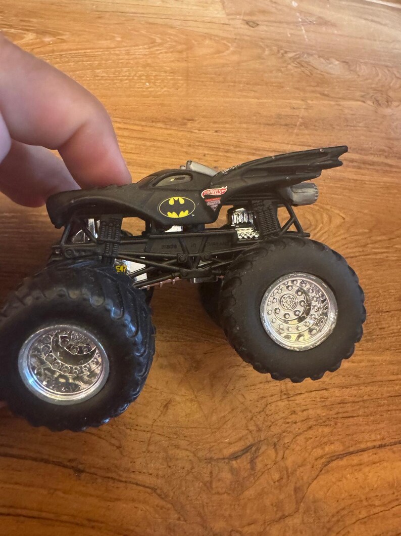 2003 Hot Wheels Monster Jam Truck Batman BATMOBIle TRUCk 1:43 Bild 2