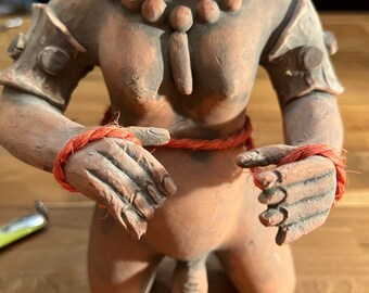 ヴィンテージの赤い粘土の陶器、アステカ マヤの彫像、メキシコの民芸
