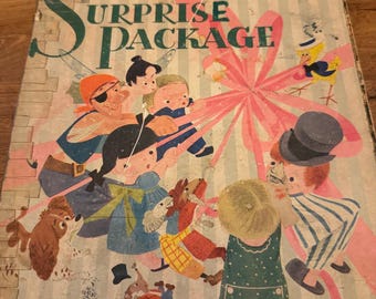 Livre vintage de 1944 intitulé « Le paquet surprise de Walt Disney », publié par Simon and Schuster à New York.