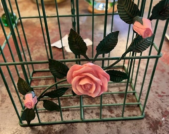 Gabbia per uccelli in metallo verde con fiori