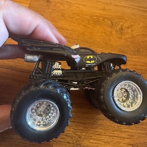 2003 Hot Wheels Monster Jam Truck Batman BATMOBIle TRUCk 1:43 Bild 4