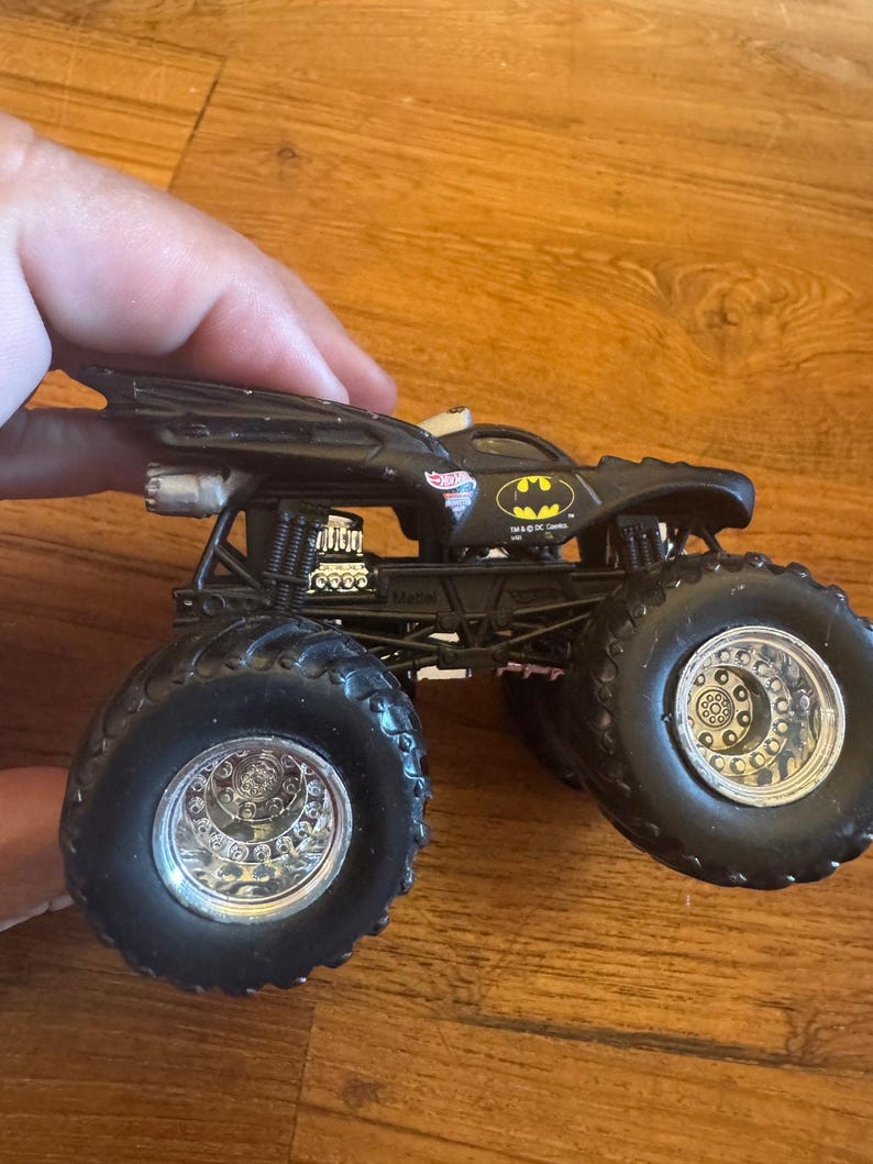 2003 Hot Wheels Monster Jam Truck Batman BATMOBIle TRUCk 1:43 Bild 4