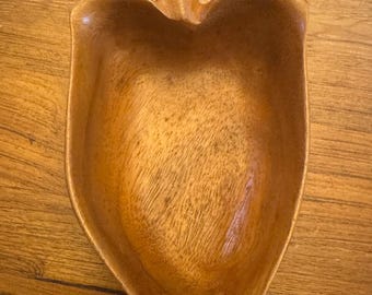 Bol de madera de Monkey Pod antiguo tallado en forma de hoja, ideal para frutos secos y dulces.