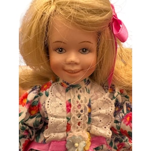 Vintage Porzellanpuppe mit blondem Haar - Sammlerstück