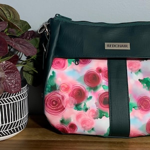 Bolso bandolera verde con flores rosas y rojas