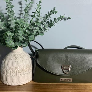 Bolso bandolera de vinilo verde oliva