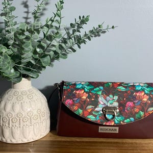 Bolso bandolera en burdeos, granate y rojo intenso con flores de colores vitrales