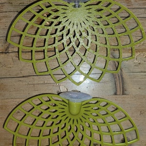 Puede incluir: Dos ganchos de pared decorativos geométricos verdes con un accesorio de ventosa. Los ganchos tienen forma de abanico o flor.