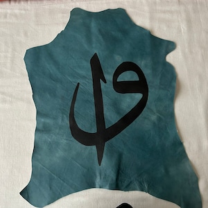 Handgeschreven (in traditionele kalligrafie op echt leer)