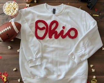 Chenillegarn Buchstaben-Sweatshirt - Chenille-Stickerei mit benutzerdefiniertem Schriftzug - Personalisierter Team Spirit-Pullover - Flauschiger Spieltag-Pullover