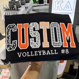 カスタムカレッジアップリケスウェットシャツ、パーソナライズされたスクールチームクルーネック、パッチワーク刺繍入りバーシティスウェットシャツギフト