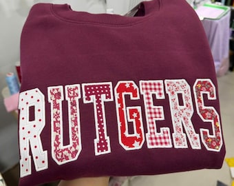 Felpa con applicazioni personalizzate – Girocollo personalizzato con lettera stile college – Patchwork a quadretti, fiori e pois con nome, regalo per lo stile universitario