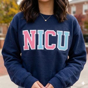 Sweat-shirt appliqué USIN, col rond en patchwork vichy bleu rose, sweat-shirt infirmière, cadeau infirmière USIN, col rond médical confortable