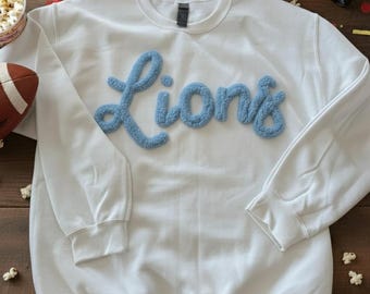 Chenillegarn Buchstaben-Sweatshirt - Chenille-Stickerei mit benutzerdefiniertem Schriftzug - Personalisierter Team Spirit Pullover - Flauschiger Game Day Rundhalsausschnitt