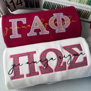 Benutzerdefinierte Schwesternschaft besticktes Sweatshirt - Griechische Buchstaben Rundhalsausschnitt - personalisiertes Schwesterngeschenk - griechisches Lebenskleid