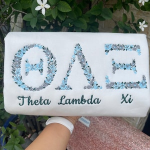 Floral griechische Buchstaben Schwesternschaft Sweatshirt - Individuell gestickter Theta Lambda XS Pullover - Florale Stickerei Rundhalsausschnitt - Schwesternschaft Geschenk für Schwestern