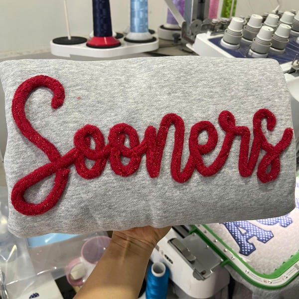 Custom chenille geborduurd sportteam sweater – gepersonaliseerde schoolgeest ronde hals – chenillegaren letterborduurwerk – College Game Day