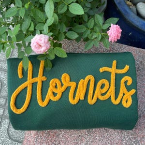 Op maat gemaakte, met garen geborduurde chenille-sweatshirt met pluizige letters voor wedstrijddagen, teamspirit-sweatshirt voor voetbalmoeders, sportteam-sweatshirt, op maat gemaakt met garen.