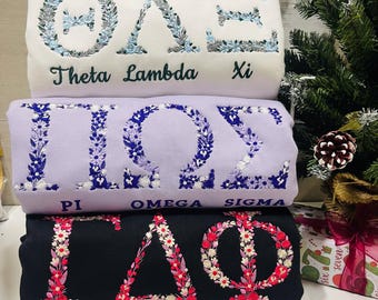 Felpa personalizzata con ricamo floreale per college, felpa con lettere greche floreali per confraternite - Abbigliamento sportivo per college - Felpa girocollo per confraternite