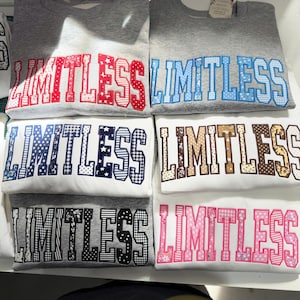 Puede incluir: Una colección de cinco sudaderas en gris y blanco, cada una con la palabra LIMITLESS en letras grandes de estilo bloque. Las letras están rellenas con varios patrones, incluyendo cuadros vichy, lunares y estrellas en rojo, azul, marino, marrón y rosa.