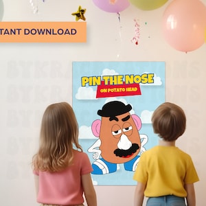 Puede incluir: Un póster de juego de fiesta con el texto "Pin the Nose on Potato Head" sobre un fondo de cielo azul. El póster presenta un personaje de dibujos animados de cabeza de patata. Dos niños están mirando el póster. Hay globos en el fondo.