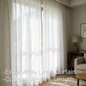 Pode incluir: Cortinas de linho branco transparente penduradas em frente a uma janela. As cortinas são extra largas e de largura e comprimento personalizados. O tecido é semitransparente, permitindo que a luz filtre. As cortinas estão numa sala de tons neutros.