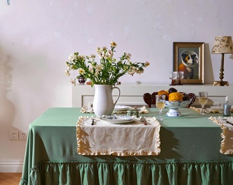 Moosgrüne Elegante Tischdecke mit Gekräuselten Kanten Individuelles Wohndekor Minimalistisches Design Ideal für besondere Anlässe und den täglichen Gebrauch
