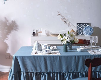 Nappe bleu azur, bords à volants, décoration de salle à manger minimaliste élégante, couverture de table chic, décoration d'intérieur moderne, cadre de table bleu