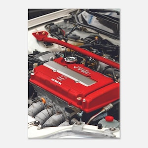 Könnte beinhalten: Nahaufnahme eines Automotors mit einer leuchtend roten Motorabdeckung. Die Abdeckung trägt das Honda-Logo und den Text "DOHC VTEC". Eine rote Stange überspannt den Motorraum. Die Motorkomponenten sind silber und grau.