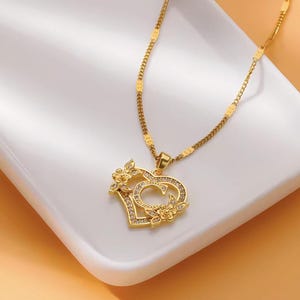 Colar feminino com inicial de coração dourado, pingente de letra de flor de zircônia, corrente de aço inoxidável, joia personalizada para presente, colar delicado