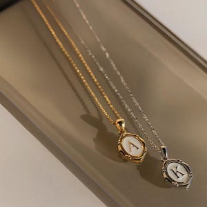 Collar con letra ovalada, colgante inicial de esmalte dorado y blanco, collar con dije personalizado, regalo de cumpleaños considerado para mamá
