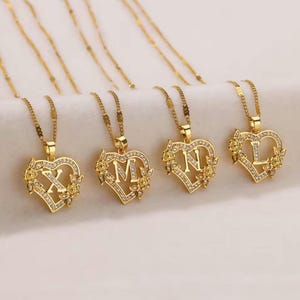 Collar con inicial de corazón de oro para mujer, colgante de letra de flor de circón, cadena de acero inoxidable, regalo de joyería personalizado, collar delicado