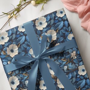 Elegante carta da regalo floreale blu con uccelli per compleanno o festa della mamma