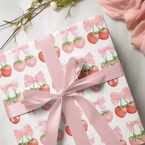 Carta da regalo, Coquette, rosa pastello, fragole e fiocchi, graziosa carta da regalo femminile per compleanni e occasioni speciali, adorabile bambina