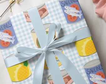 Carta da regalo a tema picnic estivo, con motivo di cibo in scatola e quadretti pastello.