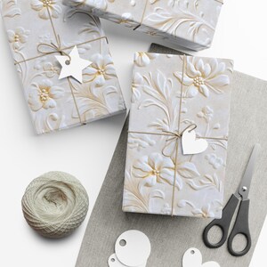 Papier cadeau floral blanc, emballage cadeau de mariage élégant vintage image 3