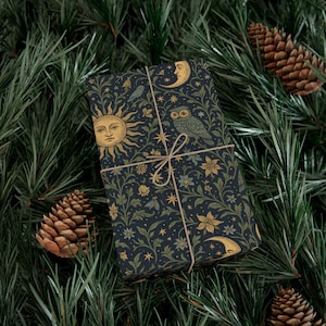 Papel de regalo original con estampado botánico celestial, búhos, zorros, luna y sol en estilo vintage. imagen 7