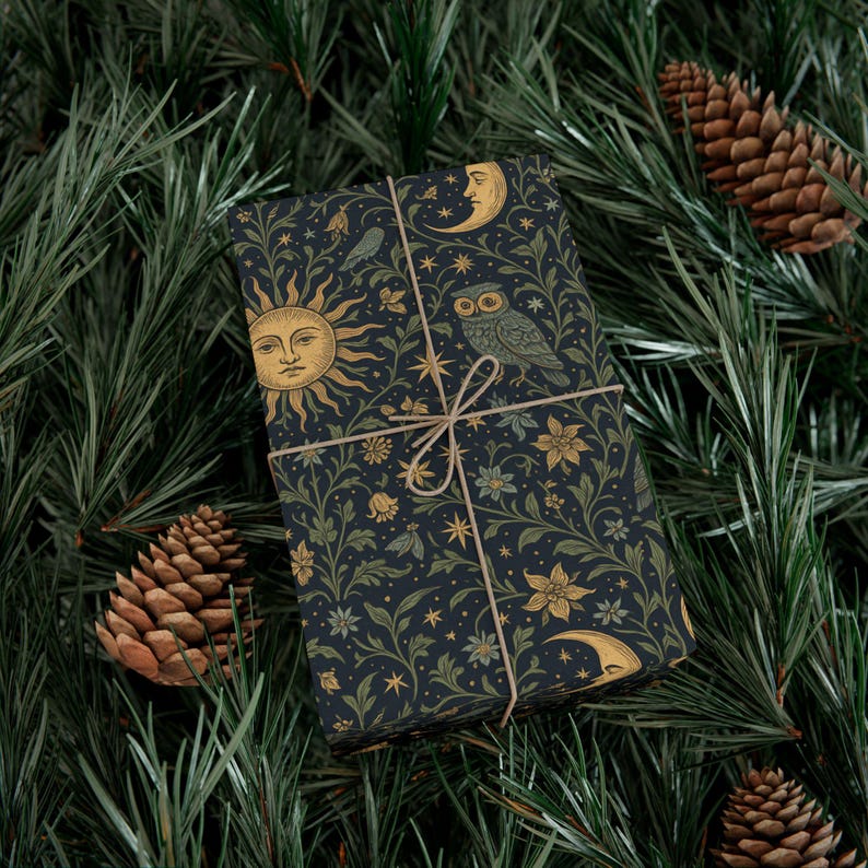 Papel de regalo original con estampado botánico celestial, búhos, zorros, luna y sol en estilo vintage. imagen 7