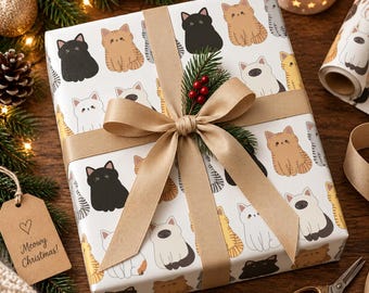 Puede incluir: Una caja de regalo rectangular envuelta en papel blanco con un patrón repetitivo de gatos ilustrados en negro, naranja y crema. La caja está atada con una cinta beige, una rama de pino y bayas rojas. Una etiqueta marrón dice Meowy Christmas.