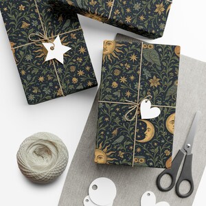 Papel de regalo original con estampado botánico celestial, búhos, zorros, luna y sol en estilo vintage. imagen 6