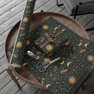Papel de regalo original con estampado botánico celestial, búhos, zorros, luna y sol en estilo vintage. imagen 8