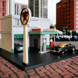 1/64 Modelauto&#39;s Diorama Diecast Model - Back To The Future - Texaco Gas Patrol Station! - Inclusief led - 3D-geprint - Brandstof voor je auto&#39;s !!!