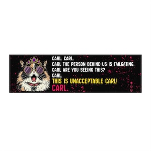 Könnte beinhalten: Ein rechteckiges schwarzes Grafikdesign mit einer Katze mit Sonnenbrille und Krone. Der Text lautet: "CARL. CARL. CARL THE PERSON BEHIND US IS TAILGATING. CARL ARE YOU SEEING THIS? THIS IS UNACCEPTABLE CARL! CARL."