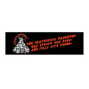 Peut inclure: Un autocollant rectangulaire noir avec un scorpion rouge perché sur un tas de crânes blancs. À droite, le texte rouge indique : THE SCAVENGERS DAUGHTER HAS OPENED HER EYES. SHE FILLS WITH POWER. Le design utilise une police d'écriture grasse.