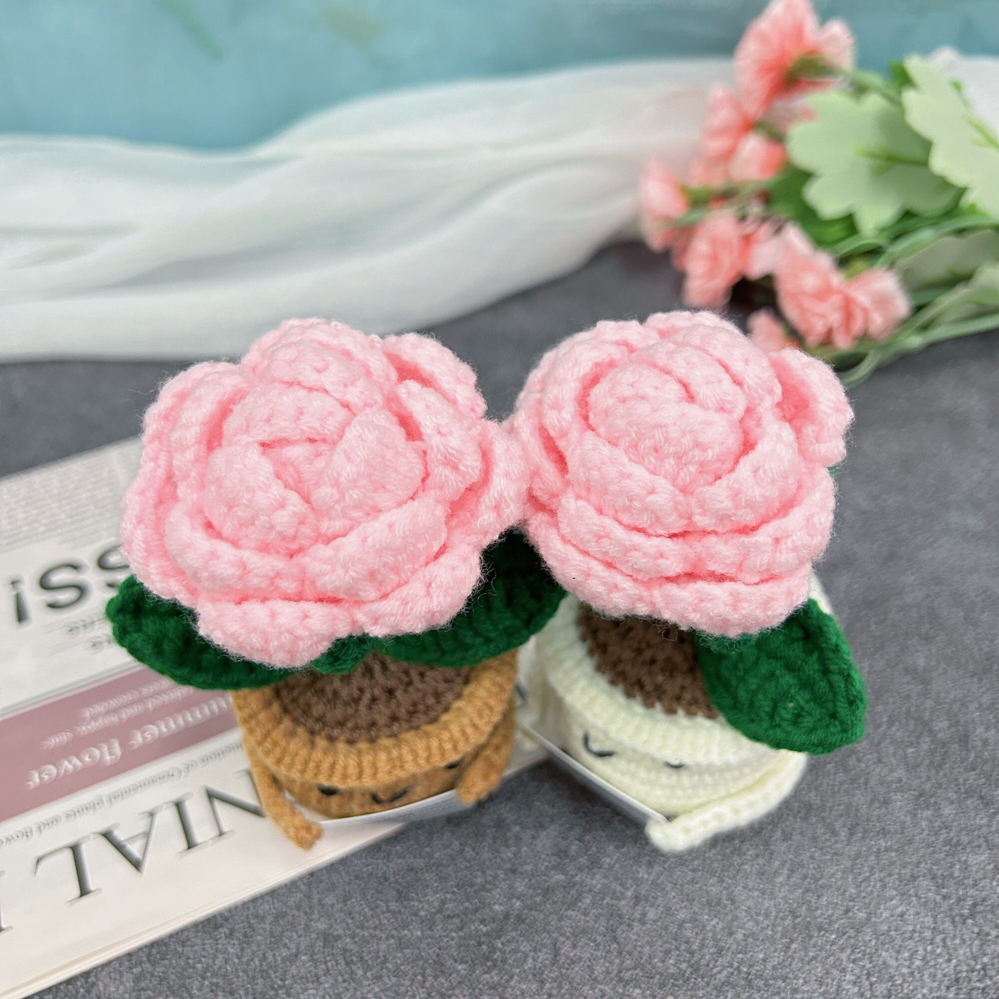 手作りかぎ針編みのピンクのバラの鉢植え：心の支え、バレンタインデー