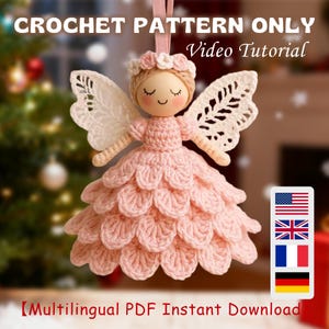 Peut inclure: Une décoration d'ange au crochet faite à la main, avec une robe rose et des ailes blanches. L'ange a une tête en bois avec les yeux fermés et une couronne florale. L'image comprend le texte "CROCHET PATTERN ONLY Video Tutorial" et "Multilingual PDF Instant Download".